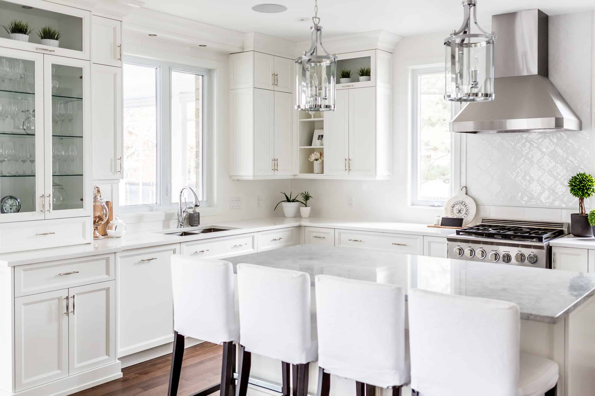 White, modern kitchen with a large island